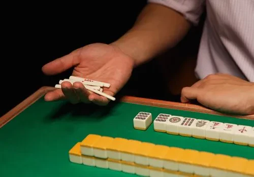 A mahjong player about to score