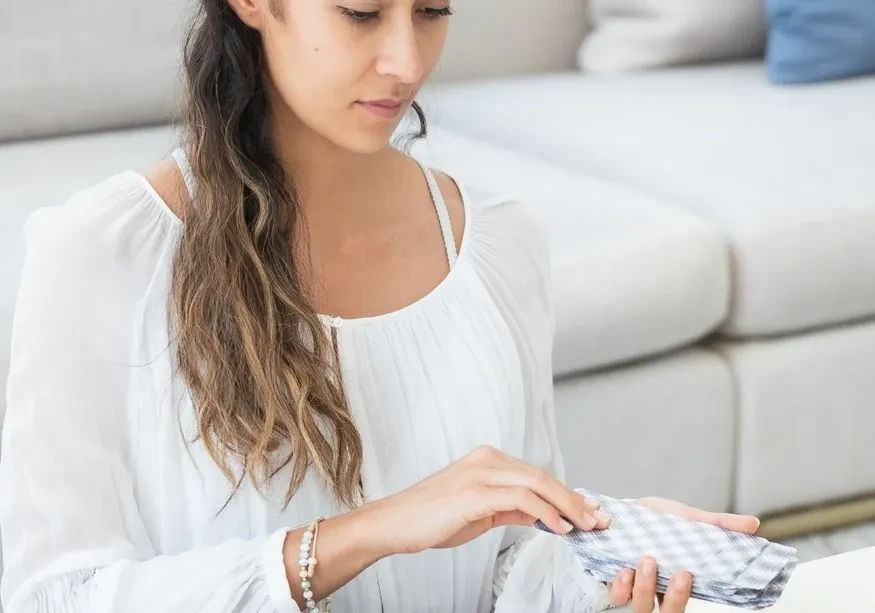 A woman learning how spade scoring basics work