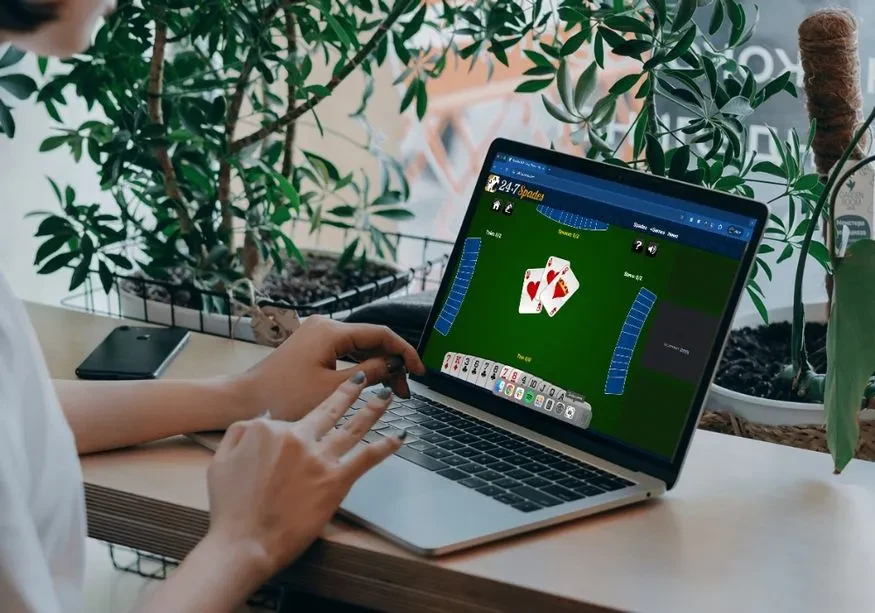 A game of Spades being played in real time in the 247 Spades website